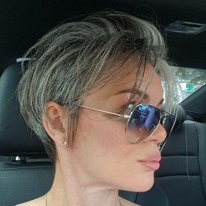 Meet your Posher, No?lla